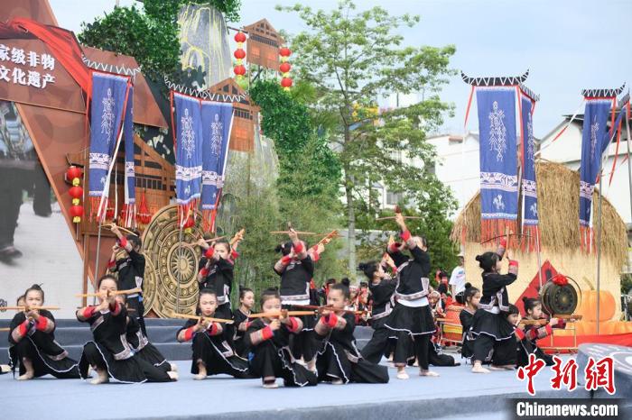 图为瑶族射弩表演。 林浩 摄