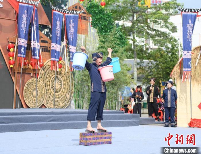 图为踩钢刀绝技展示。 林浩 摄