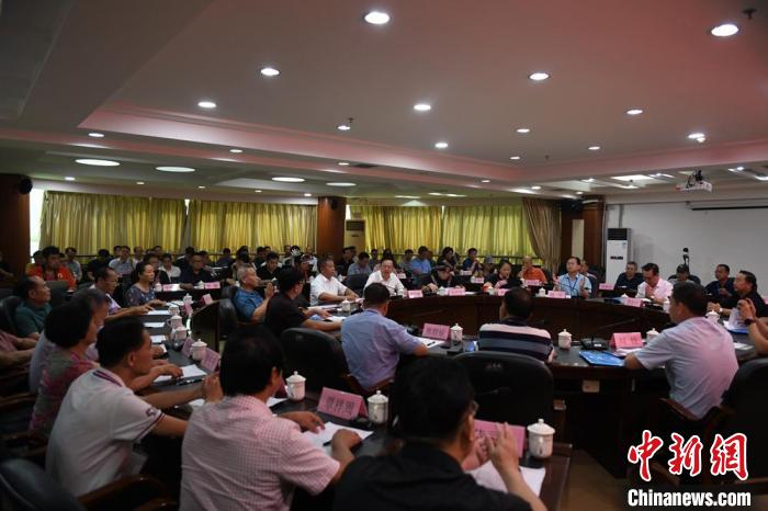 图为黄炳峰与参会嘉宾座谈交流。 林浩 摄